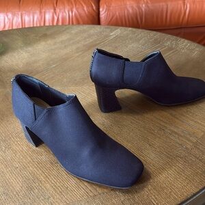 Navy NYDJ heels in perfect condition